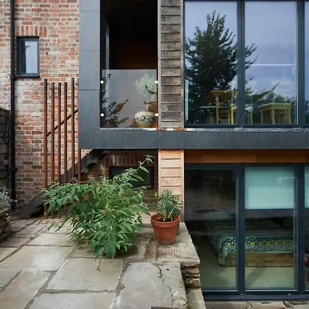 Modern & Stylish Eco Home+garden With City Views بيت للعطل *
