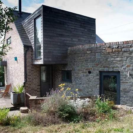 Modern & Stylish Eco Home+garden With City Views
