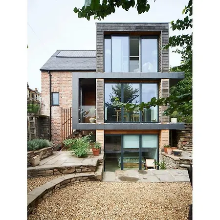 Modern & Stylish Eco Home+garden With City Views بيت للعطل