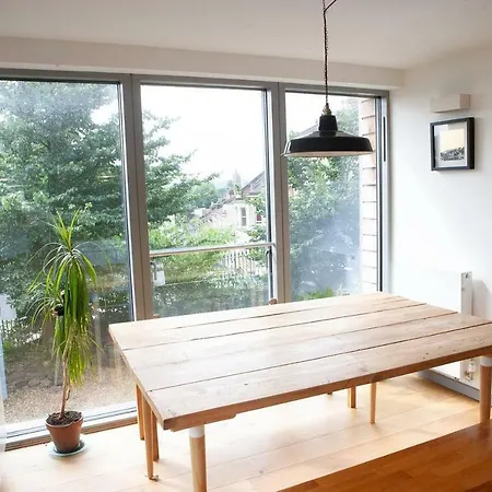 Modern & Stylish Eco Home+garden With City Views بيت للعطل