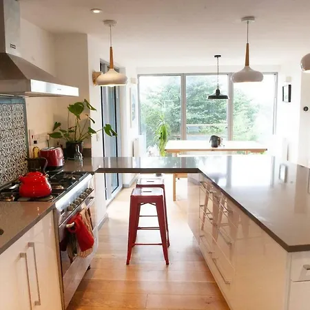Modern & Stylish Eco Home+garden With City Views بيت للعطل