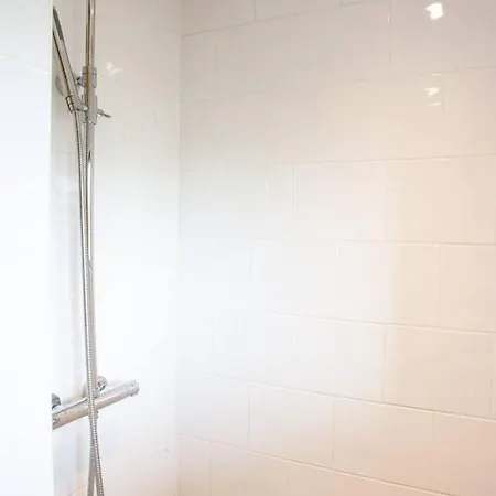 Modern & Stylish Eco Home+garden With City Views بيت للعطل